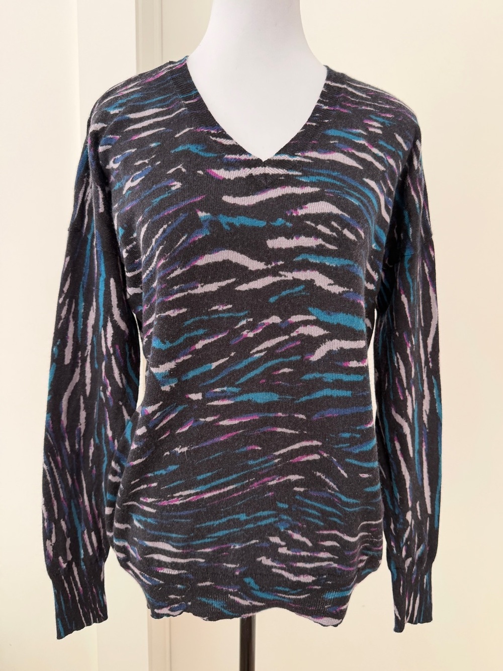 LORD & TAYLOR Sweater Pullover V-Neck 100% Merino Wool Fine Knit Abstract Stripe